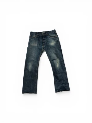 Vintage acne jeans - Säljer ett par vintage acne jeans. Det är storlek 30/34 men är klippta så dom sitter som 30/32. Har ett litet hål i skrevet men det är lätt att fixa. Hör av dig för frågor.