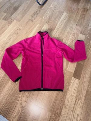 Fleecekofta storlek 140 - Zip up fleecekofta från Etirel i storlek 140.