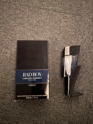 Bad Boy Cobalt parfym 50ml - Bad Boy Cobalt från Carolina Herrera är en parfym i en unik blixtformad flaska i mörkblått och svart. Flaskan är tillverkad i glas och plast och rymmer 50 ml Eau de Parfum. Snygg och modern design som sticker ut i badrumshyllan. Ungefär 40/35ml kvar å nypris 980kr.