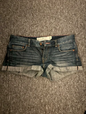 Blå jeansshorts från Lee - Säljer ett lågmidjade jeans short i storlek 38 säljes då de är för stora för mig annars är de väldigt fina
