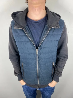 Reiss cardigan  - Size M | Mycket bra skick | Modellen är 184, 74 kg | Hör av dig vid frågor!