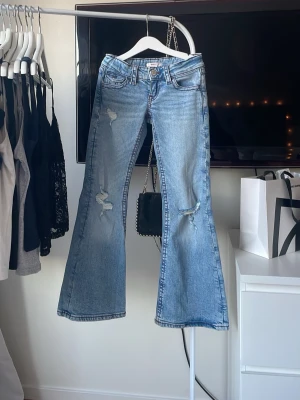 Chunky low flare jenas - Ett par oanvända jeans från Gina Tricot Young i modellen ”Chunky low flare jenas”. Nypris 359,95kr❤️