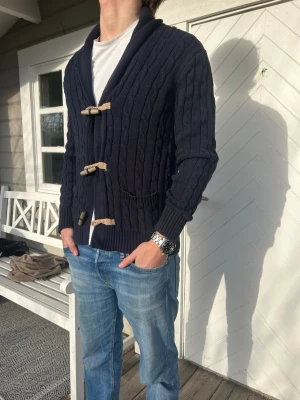 Cardigan Kofta - Säljer nu denna snygga och sällsynta cardigan!! Grymt skick sällan använd, med snygga detaljer. Säljs för skampris för vill rensa garderob!Modellen på bilden är 1,84 och väger 74kg hör av dig vid vidare funderingar!🙌🤝