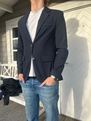 Pull&Bear Kavaj - Säljer nu denna snygga sommarkavaj från Pull & Bear! Kavajen har inte en skråma och är grymt snygg! Modellen på bilden är 1,84 och väger 74kg, Tveka inte att höra av dig vid minsta fundering🤝