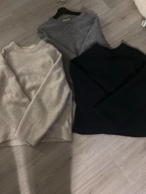 Stickad tröja gina tricot - Säljer tre stickade tröjor i beige, grått och mörkblå från Gina tricot! Jätte mysiga o fina! Kommer ej till användning. Beige i storlek M. Mörkblå i storlek Xs och den grå i storlek S. Mycket bra skick på alla! Kom md prisförslag! Tänker 200kr per styck! ❤️