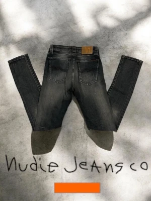 Nudie Jeans - Tjena, säljer dessa feta Nudie jeans med storleken w26 L32. Jeansen är lite slim fit och priset är inte hugget i sten. 🪨 