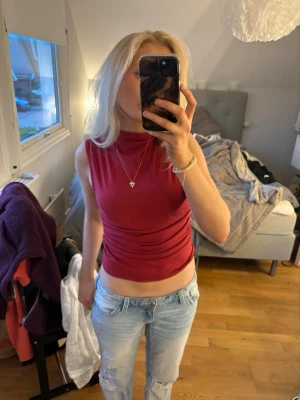 Röd  ärmlös croppad topp - Snygg röd croppad topp med hög hals och ärmlös. Storlek S/xs och i gott skick! ❤️