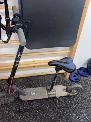 Elsparkcykel E-Wheels E2S V2 med sadel - Säljer en svart elsparkcykel E-Wheels E2S V2 med sadel. Utrustad med breda däck, handbroms och grå handtag. Ramen är robust och har en tydlig logga på ståplattan. Perfekt för smidig transport i stan. Som går i 30. Laddare ingår