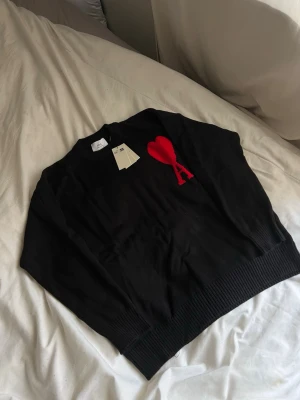 Ami Paris sweatshirt  - Ami Paris sweatshirt i storlek S helt oanvänd med lapp kvar