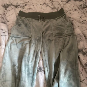 Gröna juicy byxor  - Fina gröna juicy byxor som är i nytt skick och är använda fåtal gånger. Jättesköna och fina byxor🥰