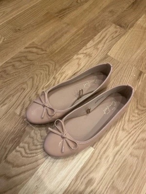 Ballerinaskor - Vackra ballerinaskor i pudrig beige/rosa. Använda en gång så i fint skick. Stl 37
