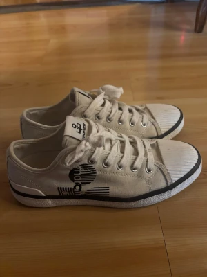Isabel marant converse sneakers - Isabel marant converse sneakers i storlek 39, har några tecken på användning och små fläckar som eventuellt går bort om man tvättar de.