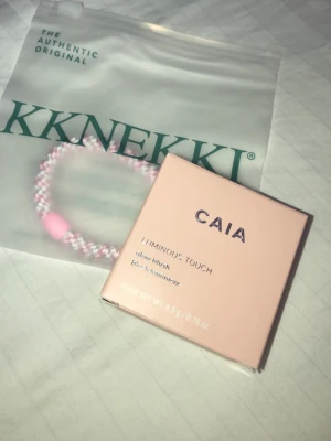 CAIA Luminous Touch Glow Blush - Säljer ett CAIA Luminous Touch glow blush i en snygg rosa nyans. Rouget kommer i en stilren, ljusrosa dosa med spegel och har en pressad, cirkulär form. Perfekt för att ge kinderna ett fräscht glow och naturlig lyster. Helt ny och ej använd! 🩷