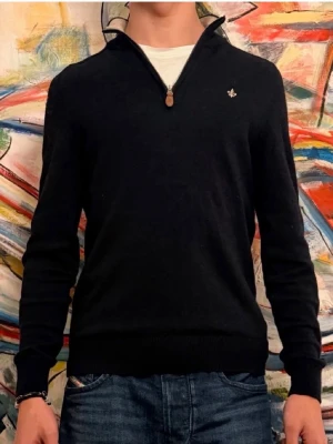 Svart stickad tröja från Morris - Snygg svart stickad tröja från Morris i storlek S men passra mindre tröjan har inga defekter. Hör av er vid minsta fundering! 