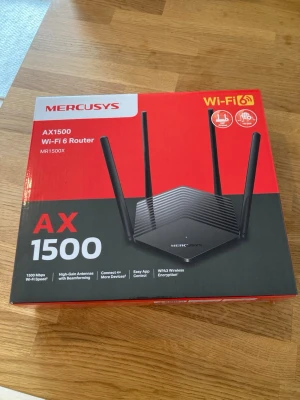 Mercusys MR60X Wifi 6 AX1500 Router - Säljer en premium Wifi 6 router i nyskick. Just denna AX router från Mercusys är optimal för att täcka stora ytor och för gaming. Fungerar utmärkt, är riktigt snygg och tar lite plats. Fås i originalförpackning med alla tillbehör såsom original strömkabel samt nätkabel. Fråga för mer detaljer eller se bilderna på kartongen.   Nypris: 500 SEK Mitt pris: 389 SEK  Skickas alltid snabbt och spårbart (ofta samma dag). Skriv vid frågor och se gärna mina andra annonser! 