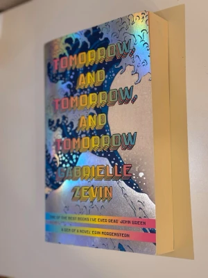 Tomorrow and tomorrow and tomorrow, booktok, böcker - Väldigt god skick, köptes för 230 kr säljs för 100kr, möts ej upp. 