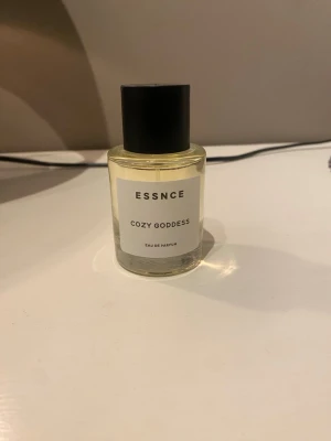 ESSNCE Cozy Goddess parfym - Säljer en helt ny parfym från essnce då jag redan har flera sedan innan😊Jättegod parfym som är lätt att tycka om!