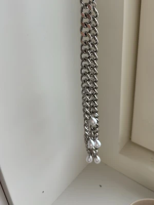 Wos halsband - INTRESSEKOLL på mitt halsband från Wos. Säljer då de inte kommer till andvädning. Det är nästan helt nytt och i fint skick. Tveka inte att höra av dig🩷