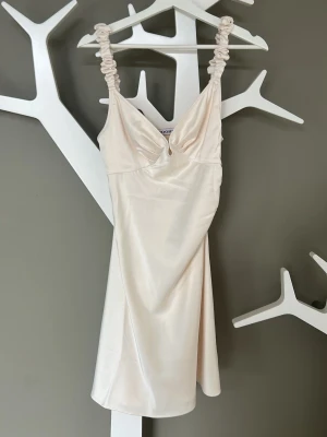 Kort vit klänning - Säljer denna korta klänning från Adoore. Endast använd en gång, på studenten! 