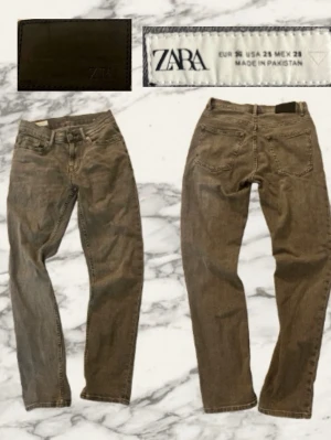 Grå Jeans - Snygga grå jeans från ZARA med rak passform och klassisk femficksdesign. Jeansen har normal midja och är tillverkade i ett slitstarkt bomullsmaterial. Perfekta för en avslappnad och trendig look. Passar som W28 L32, men storleken är EUR 36, priset är ej hugget i sten.