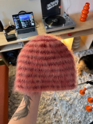 Rosa-randig fluffig mohairmössa/beanie - Virkad, Mysig och fluffig mössa i borstad mohair & ull med breda rosa och vinröda ränder.