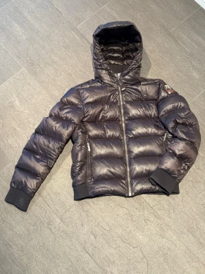 Parajumpers jacka - Säljer nu en sju kr snygg dunjacka från Parajumpers till ett riktigt pang pris. Jackan är använd men inga defekter! Storlek XS i en dammodell. Hör gärna av dig vid frågor eller funderingar!