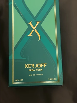 Xerjoff Erba Pura Eau de Parfum 100ml - Lyxig parfym från Xerjoff, Erba Pura, i en elegant förpackning med turkos och guld detaljer samt en vit innerbox. Flaskan rymmer 100 ml och doften är en Eau de Parfum. Perfekt för dig som gillar exklusiva och unika dofter.
