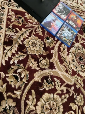 PlayStation 4 Slim med spel - Säljer en svart PlayStation 4 Slim från Sony. Konsolen har en stilren, matt finish och rundade hörn. Medföljer fyra populära spel i sina originalfodral, perfekt för gamingkvällar med vänner.