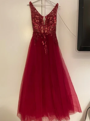 Balklänning  - Super fin vinröd balklänning från JJ’s house med fina spets och glitter detaljer på överdelen. Använd en gång och är som ny.