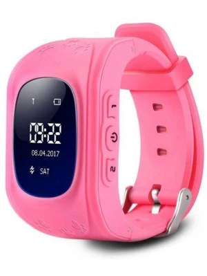 Rosa smartklocka med SOS och GPS-funktion - Säljer en rosa smartklocka med digital display och SOS-knapp på sidan. Klockan har silikonarmband och flera knappar för olika funktioner. Perfekt för att hålla koll på tid och ha snabb kontakt med familjen via SOS-funktionen.