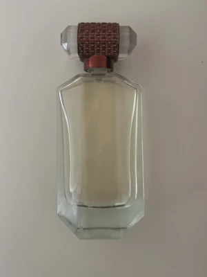 Parfym - Varm friskt elegant doft, med träiga toner, funkar bra till vardagen och till fester 