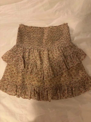 Beige blommig volangkjol, Neo Noir - Supersöt blommig  volangkjol från Neo Noir. 