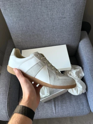 Maison margiela gats  - Maison margiela gats vita/berige, helt oanvända, skick:10/10 kvitto och box medföljer. Hör av er vid övriga frågor!