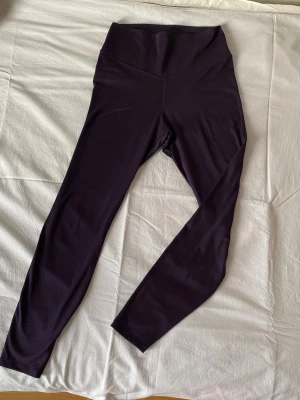 Svarta höga leggings - Snygga svarta leggings med hög midja och tight passform. Perfekta för en stilren och bekväm look. Mjukt och stretchigt material som sitter skönt hela dagen.