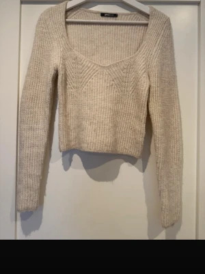 Beige stickad tröja från Gina Tricot - Säljer en beige stickad tröja från Gina Tricot med croppad passform. Storlek S bra skick!