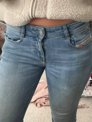 Ljusblå bootcut jeans från diesel - Sååå sååå snygga ljusblåa diesel jeans med lågmidja och bootcut. Köpte nya för 1800kr. Lite slitningar vid foten men inget man tänker på. Inga andra defekter. 24/30