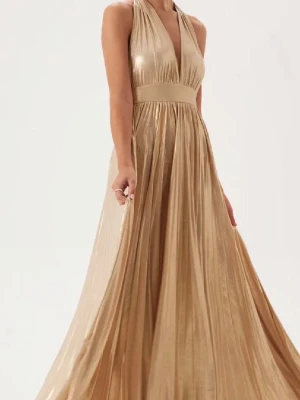 Guldig långklänning med v-ringning - Elegant långklänning i skimrande guld med djup v-ringning och bred midjedetalj. Klänningen har ärmlös design och ett vackert fallande tyg som ger en lyxig känsla. Perfekt för speciella tillfällen när du vill sticka ut.