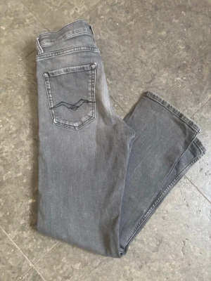REPLAY JEANS - Gråa replay jeans. Fina i kvalitet!