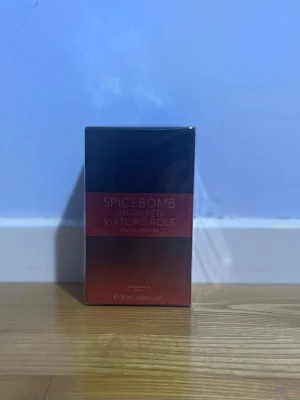 Spicebomb Infrared EdP från Viktor & Rolf - Spicebomb Infrared Eau de Parfum från Viktor & Rolf i en snygg svart och röd förpackning. Parfymen har en modern och intensiv doft, perfekt för dig som gillar kryddiga och varma toner. Flaskan rymmer 90 ml och är en riktig statement-doft.