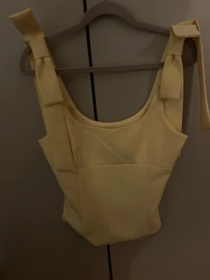 Gul Zara topp med rosetter   - Trending gul Zara topp i storlek S❤️sååå himla gullig och inga defekter! Passar XS
