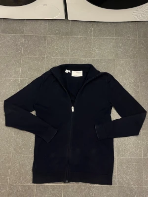 Selected Homme ziptröja  - Tjena säljer en rikigt snygg marinblå ziptröja från Selected Homme. Hör av er vid minsta lilla fundering. Priset kan diskuteras