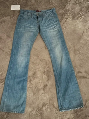 Blå bootcut jeans från GS Jeans - Lågmidjade och snygga men passar inte mig tyvärr, köpa för 900. Midjemått 37 innerben 84