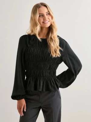 Svart blus - Svart smock blus/topp från Nelly i storlek xs. Helt ny med prislapp. Vill du köpa flera varor kan vi komma överens om ett bra paketpris!