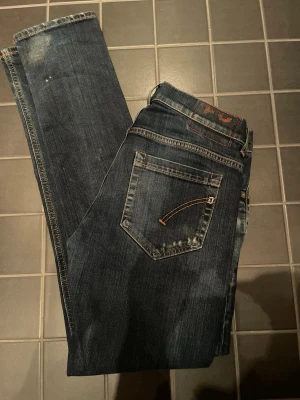 Dondup George  - Dondup George i w31. Mörkblåa med en go tvätt samt slitningar och paint splater. 9/10 skick. Tveka inte att ställa frågor om du har