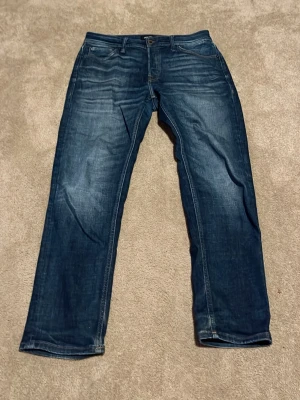 Mörkblå raka jeans - Säljer ett par mörkblå jeans med raka ben och storlek 33/30. Modell Mike 