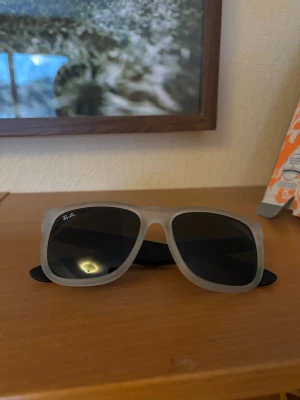Ray-Ban solglasögon  - Säljer ett par grå svarta Ray-Ban glas ögon som är använda några enstaka gånger. Original pris är 999kr men jag säljer dom för 299kr. Perfekt inför sommarn som inte är så långt ifrån oss.