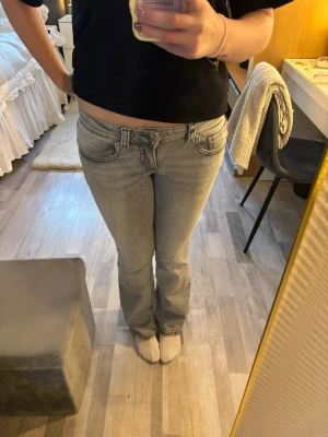 Grå bootcut jeans från Gina Tricot - Säljer ett par snygga grå lågmidjade bootcut jeans från Gina Tricot. Jeansen är i storlek 40 och mycket bra skick💗
