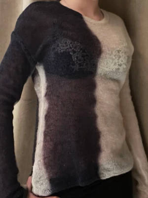 weekday tröja - säljer denna populära och fina weekday tröjan då den sällen kommer till användning tyvärr🤍💙