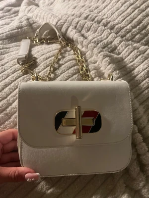 Tommy hilfiger väska - Jättesöt väska! Säljs inte längre.