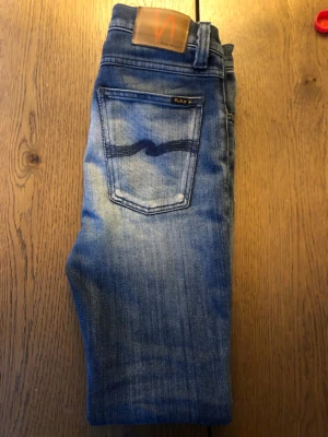 Nudie Jeans - Säker ett par riktigt schyssta nudie jeans. | Storlek: w27 l32. Passar även w28 eftersom de töjt ut sig i midjan. | Passform: slim/skinny. | Pris kan alltid diskuteras och byten är intressant.